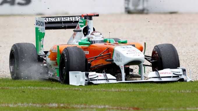 Pilot stáje Force India Adrian Sutil čelí žalobě.