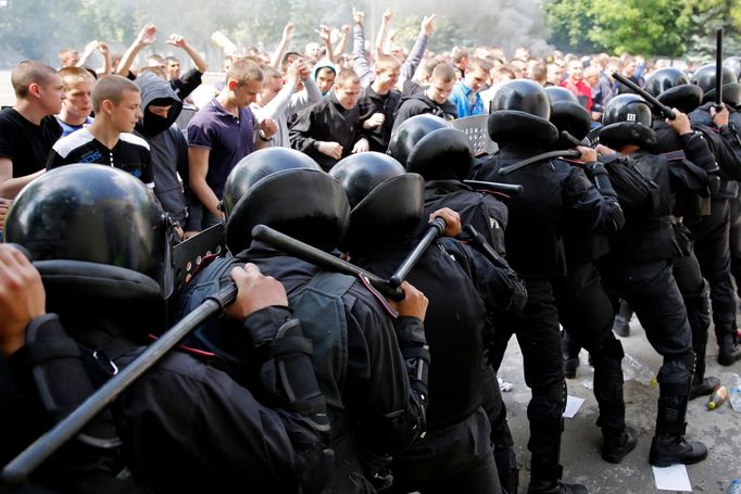 Příslušníci ukrajinské Národní gardy nacvičují v Oděse zásah proti demonstrantům.