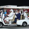 Sebastian Coe a katarští činovníci při maratonu na MS v atletice v Dauhá 2019