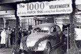Volkswagen s pořadovým číslem 1000 sjel z výrobních linek továrny ve Wolfsburgu v roce 1946.
