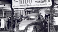 Volkswagen s pořadovým číslem 1000 sjel z výrobních linek továrny ve Wolfsburgu v roce 1946.