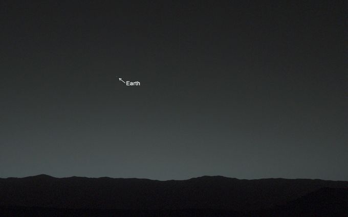 Úplně první snímek Země a Měsíce pořízený z povrchu Marsu.