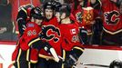 Hudler, Červenka a Tanguay se radují při utkání NHL Calgary vs. Dallas.