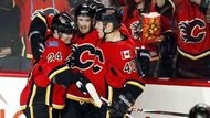 Hudler, Červenka a Tanguay se radují při utkání NHL Calgary vs. Dallas. Červenka i Hudler se trefili a Calgary vyhrálo jasně 7:4.