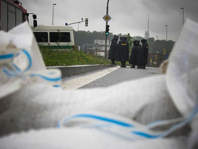 Za bariérou policisté odkláněli dopravu.