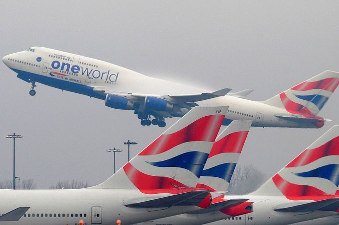 Boeingy 747 aerolinií British Airways na londýnském letiště Heathrow
