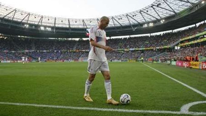 Francouzský kapitán Zinedine Zidane se chystá v zápase se Španělskem kopat roh.