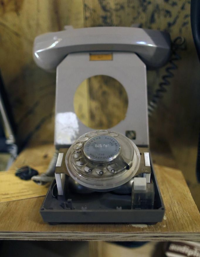 A telephone for eavesdropping is seen on display at the 'Top Secret' Spy Museum in Oberhausen, July 10, 2013. The museum presents various objects, devices and gadgets used for spying or related to espionage. REUTERS/Ina Fassbender (GERMANY - Tags: SOCIETY ENTERTAINMENT) Published: Čec. 10, 2013, 3:08 odp.