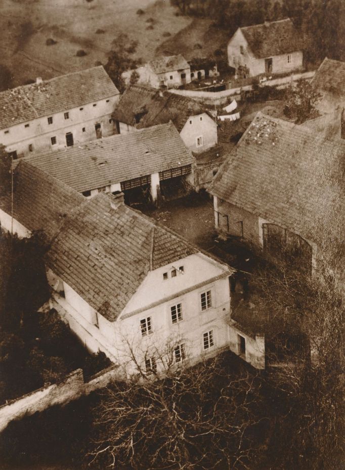 Hospodářství stojící naproti kostelu sv. Martina. Snímek je pořízený z kostelní věže. Posledním majitelem se v roce 1937 stal Štěpán Podzemský.