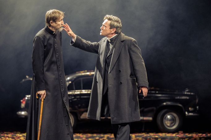 Vladimír Javorský jako Alois Stauber a Saša Rašilov v roli Leopolda Plojhara.