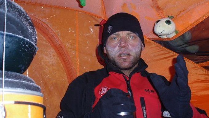 Libor Uher vyčerpán ve třetím výškovém táboře ve stanu u americké expedice.