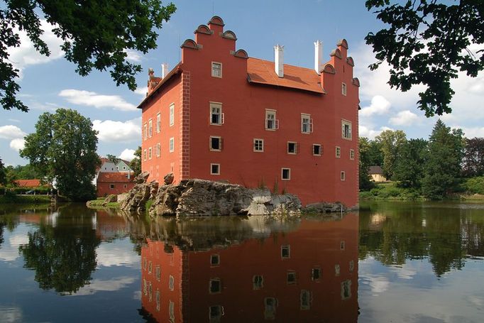 Červená Lhota: zámek z pohádek   Jihočeský vodní zámek Červená Lhota patří mezi nejmalebnější renesanční zámky v Čechách. Stojí uprostřed rybníka na malém skalnatém ostrově a obklopuje ho zámecký park s řadou romantických pohledů. Vchází se do něj ze břehu rybníka po kamenném mostě. Zámek je prý natřen načerveno proto, aby barva zakryla nesmyvatelnou krvavou skvrnu na omítce, která tam zůstala po tragickém pádu jedné zámecké paní z okna. Červená Lhota drží také prim v počtu pohádek a filmů, které zde byly natočeny. Patří k nim Zlatovláska (1973), O zatoulané princezně, O kráse a štěstí, Princezna na hrášku či Svatby pana Voka.