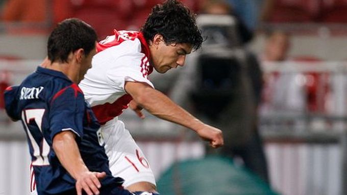Marek Suchý ze Slavie (vlevo) bojuje o míč s Luisem Suarezem z Ajaxu.