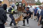 V Británii lidé útočili na hotely s migranty, policie zatkla přes 150 lidí