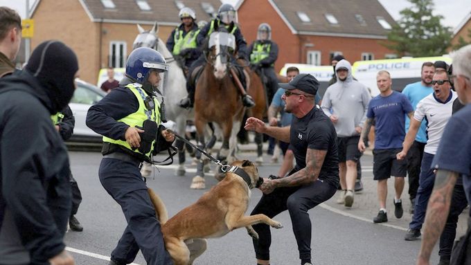 Zásah policistů při nedělních protestech v Rotherhamu na severu Anglie, kde lidé zaútočili na hotel s migranty.