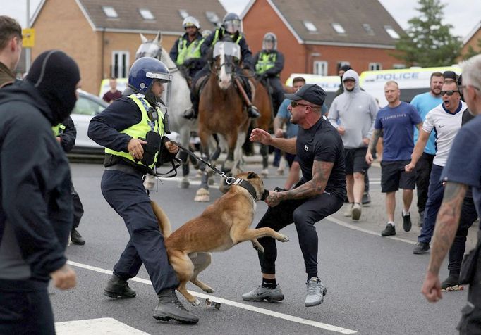 Zásah policistů při nedělních protestech v Rotherhamu na severu Anglie, kde lidé zaútočili na hotel s migranty.