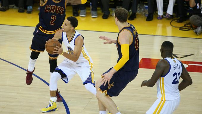Stephen Curry (30) z Golden State v akci v prvním finále NBA proti Clevelandu.