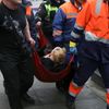Záchranáři odnáší zraněného muže ze stanice metra v Petrohradě.