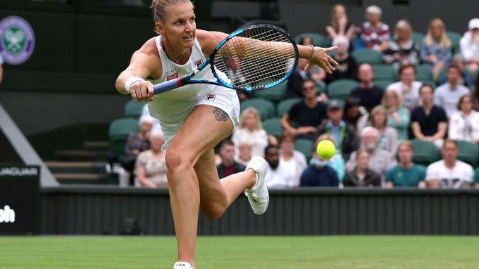 Karolína Plíškové v zápase druhého kola Wimbledonu 2022.