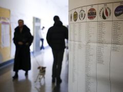 Stranické kandidátky visí u volební místnosti v Římě.