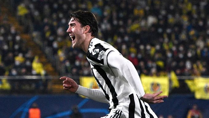Útočník Juventusu Turín Dušan Vlahovič slaví gól do sítě Villarrealu, kterým se zapsal do historie Ligy mistrů
