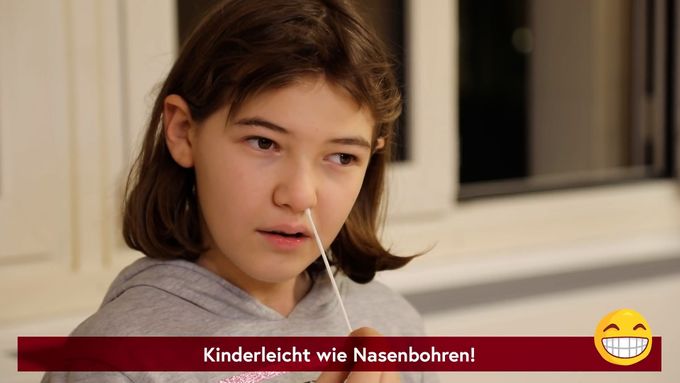 Rakouské úřady vydaly videoprůvodce, jak si mají školáci sami provádět antigenní testy na covid-19 v přední části nosu. Má to umožnit školní výuku.