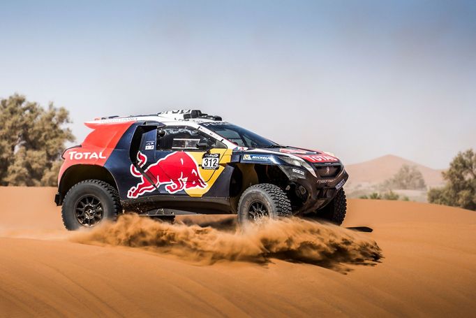 Sébastien Loeb (Peugeot 2008DKR16) před Rallye Dakar 2016