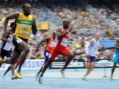 Bolt a Maslák v rozběhu na 200 metrů.
