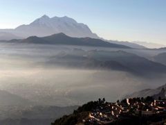 Krize pod horami: Pohled na hlavní město La Paz, v pozadí hora Illimani (6438 metrů)