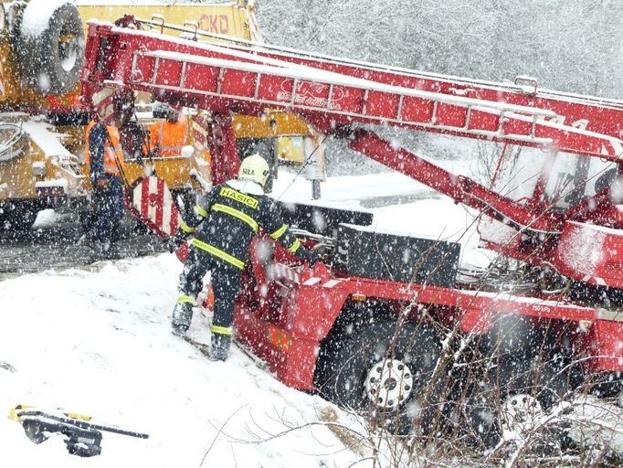 Semilsko, 12. 2, 2013: Hasičský jeřáb jel k zásahu, srazil se s již havarovaným autem. V něm zemřela řidička.