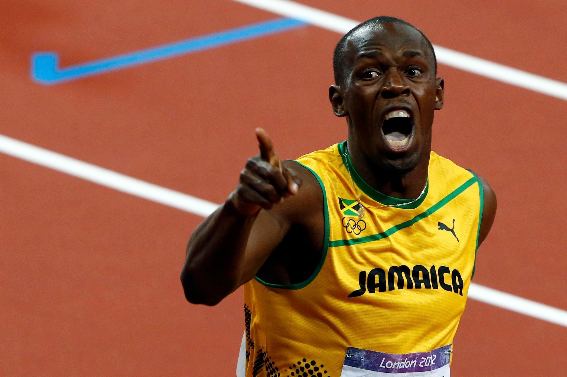 Usain Bolt se raduje z vítězství v závodu na 200 metrů na OH 2012