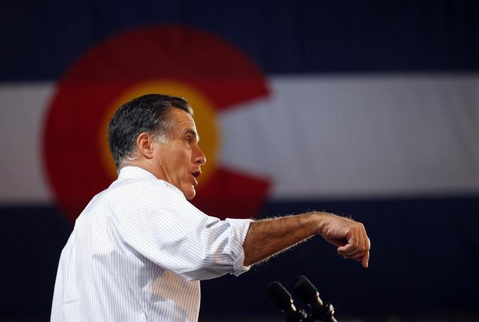 Republican presidential nominee Mitt Romney speaks in front of a flag the state of Colorado at a campaign rally in Colorado Springs, Colorado November 3, 2012. REUTERS/Brian Snyder (UNITED STATES - Tags: POLITICS ELECTIONS USA PRESIDENTIAL ELECTION) Published: Lis. 3, 2012, 11 odp.