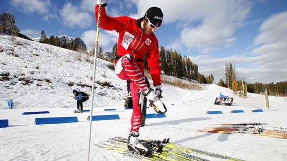 Obrazem: Takhle se slepý běžkař Brian McKeever připravuje na Bauera a spol.