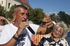 Na Babiše zaútočil na mítinku, dostal ránu zezadu do hlavy. Šéf ANO je v nemocnici