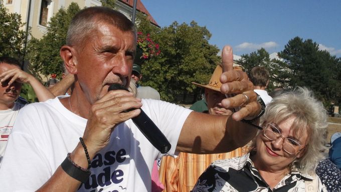 Aktuálně.cz zachytilo chvíle, kdy se školák zeptal Andreje Babiše na to, jestli už dokáže vyjmenovat planety sluneční soustavy.