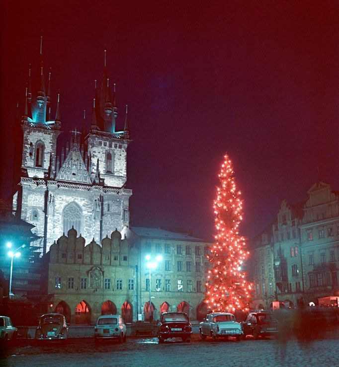 Vánoční strom na Staroměstském náměstí v Praze, rok 1969