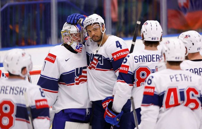 Seth Jones (4) s brankářem Treyem Augustinem na MS 2024