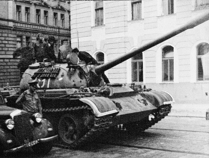 Fotoreprodukce dobového policejního vyšetřovacího spisu k srpnovým událostem v roce 1969.