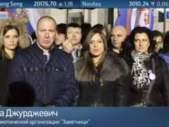 Bratislav Dikič ve vysílání ruské televize Rossija 24 spolu s tiskovou mluvčí organizace Zavetnici Milicou Durdevicovou.