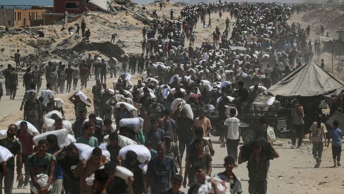 Palestinci si odnášejí humanitární pomoc, která do Pásma Gazy dorazila přes Izrael, 27. července 2025.