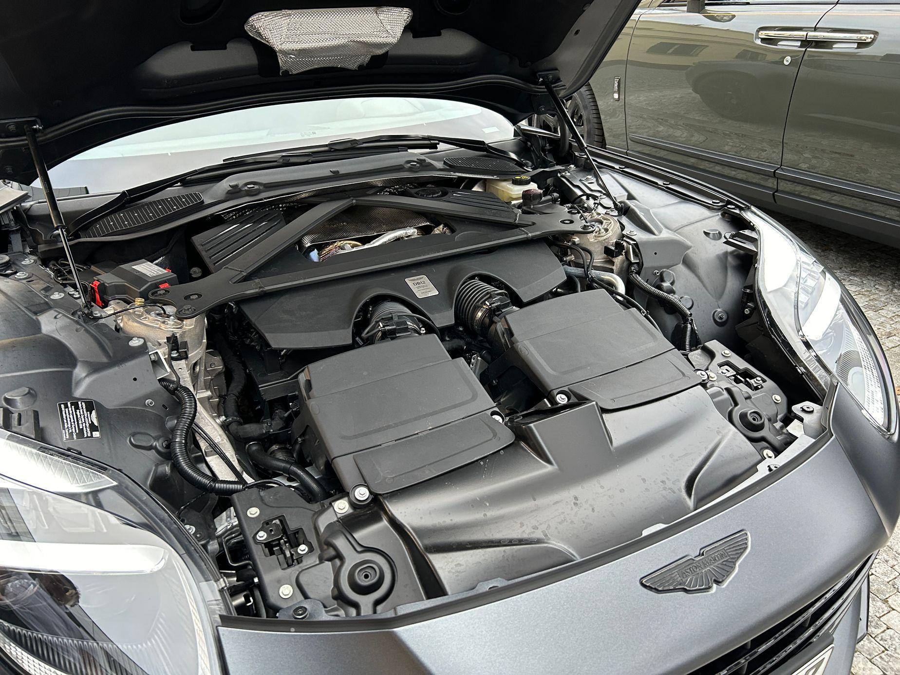 Aston Martin DB12