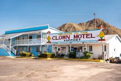 Nejděsivější motel v Americe je na prodej. Nachází se vedle hřbitova a nad postelí visí klauni