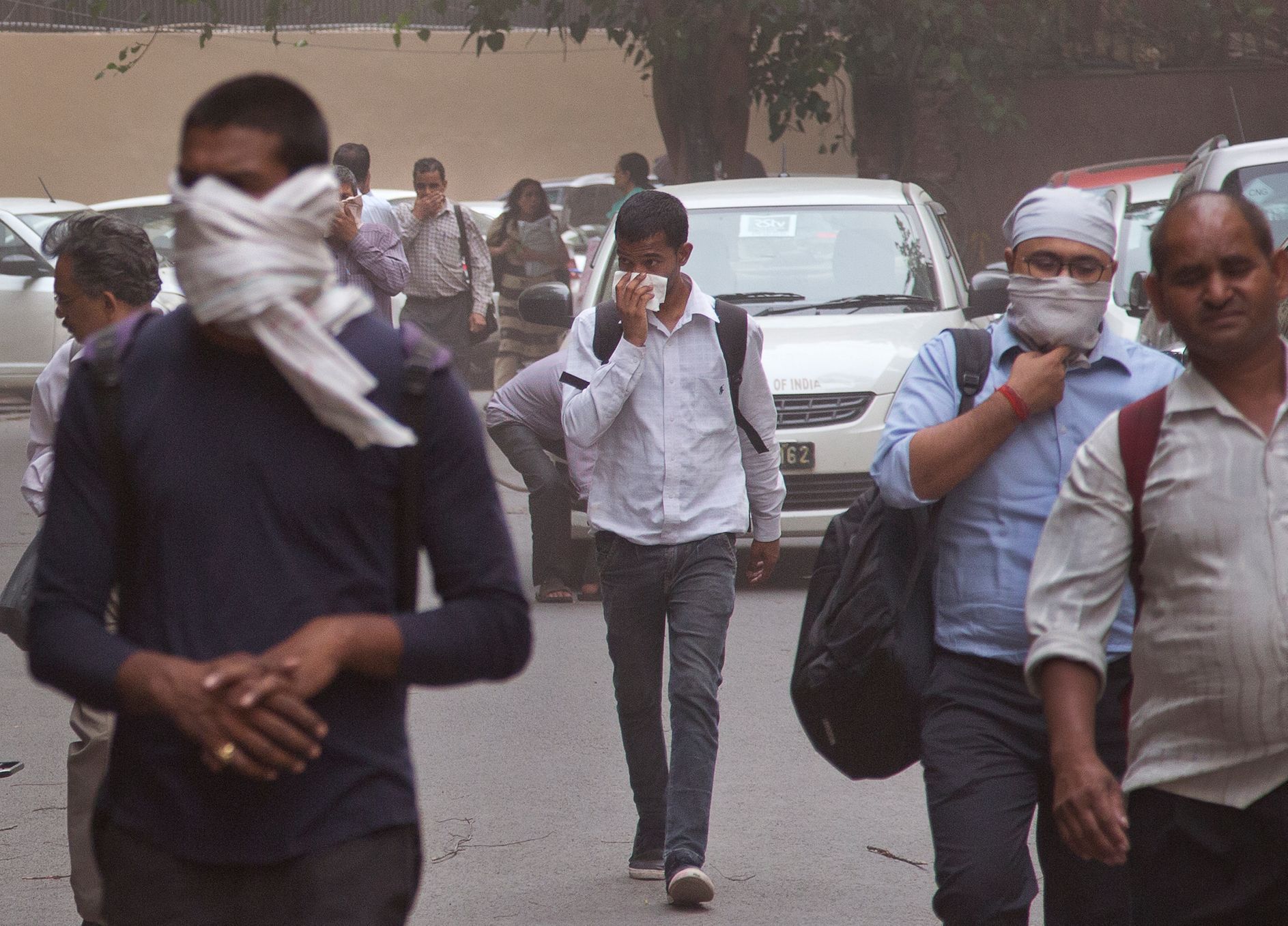 Lidé v Novém Dillí nosí kvůli písečné bouři roušky.