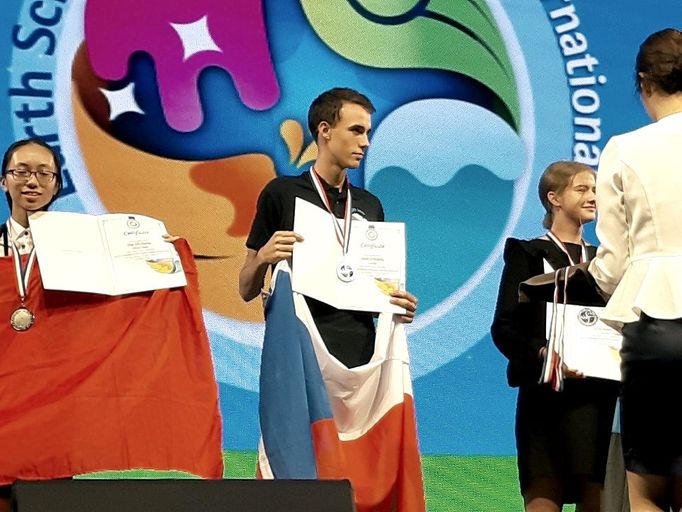 Jakub Vojtěch Roule se stříbrnou medailí v zeměpisné olympiádě 2019.