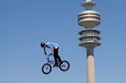 Závodnici na BMX skákali tak vysoko, že za nimi byla vidět Olympijská věž, která je součástí Olympijského parku.