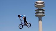 Závodnici na BMX skákali tak vysoko, že za nimi byla vidět Olympijská věž, která je součástí Olympijského parku.