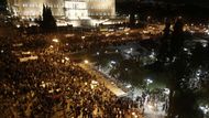 Před sídlem zákonodárců a na dalších místech v centru metropole se konala jedna z největších demonstrací od vypuknutí krize. Na 100 tisíc lidí přišlo dát najevo, že už všeho mají dost.