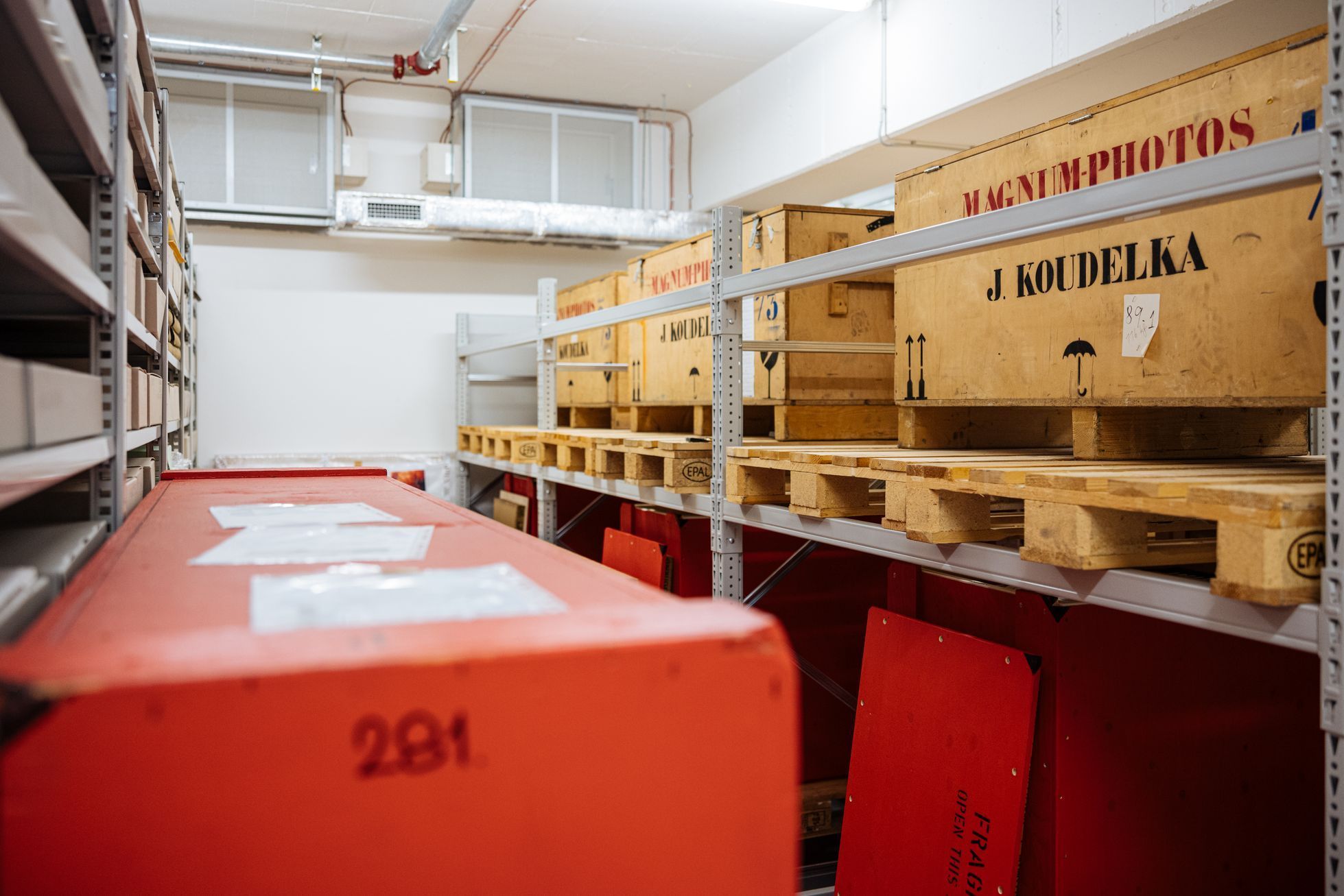 Fotografie Josefa Koudelky v depozitáři Uměleckoprůmyslového musea