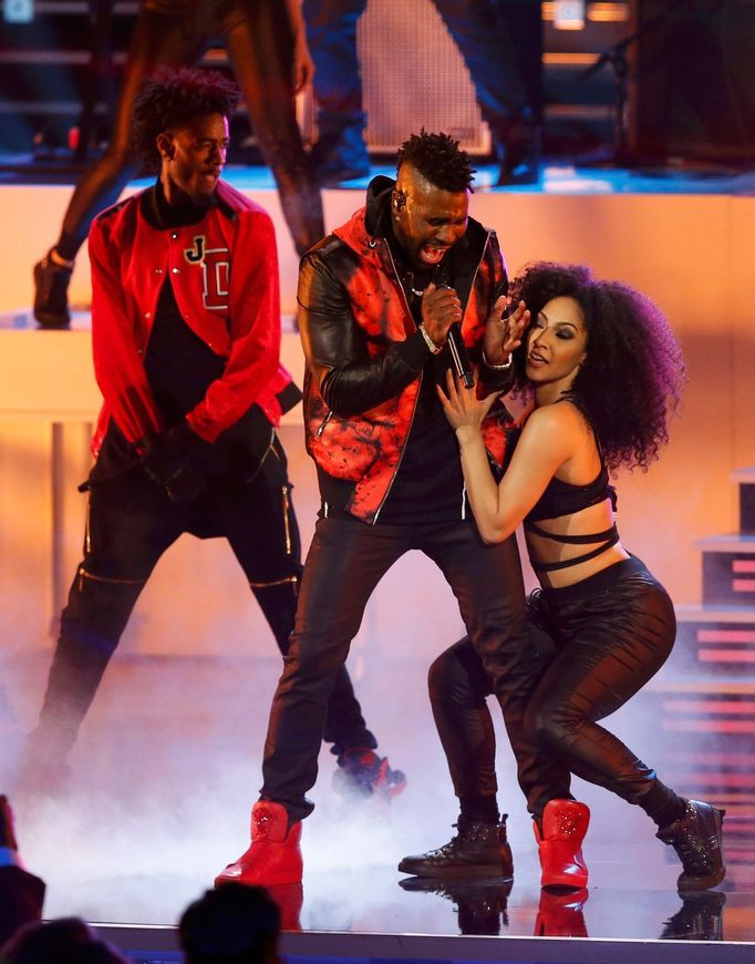 Jason Derulo performs &quot;Want to Want Me&quot; at the People's Choice Awards 2016 in Los Angeles