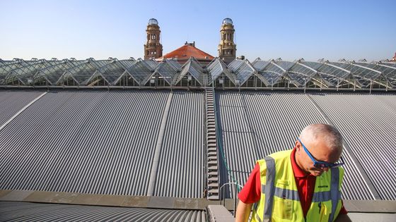 Využijte jedinečnou možnost a projděte se s námi po střeše Hlavního nádraží v Praze.